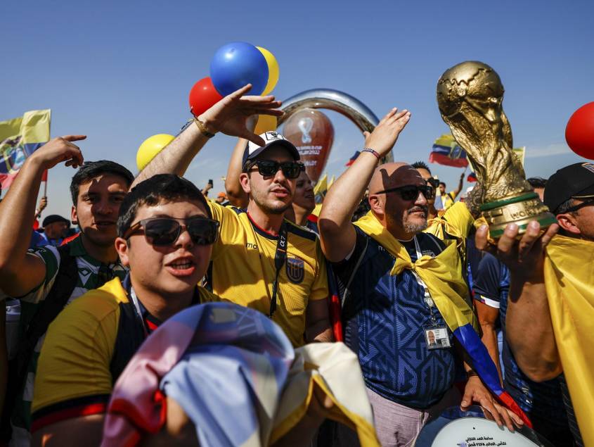 DOHA, 24/11/2022.- Aficionados ecuatorianos animan este jueves a su equipo en la víspera del partido contra Países Bajos de la fase de grupos del Mundial de Qatar 2022. EFE/Juan Ignacio Roncoroni