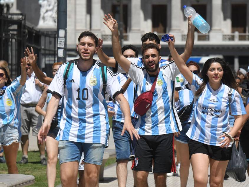 AME2020. BUENOS AIRES (ARGENTINA), 20/12/2022.- Seguidores de la selección de argentina animan hoy, durante la celebración de su triunfo en el Mundial de Qatar 2022 hoy, en una calle de Buenos Aires (Argentina). EFE/ Enrique García Medina