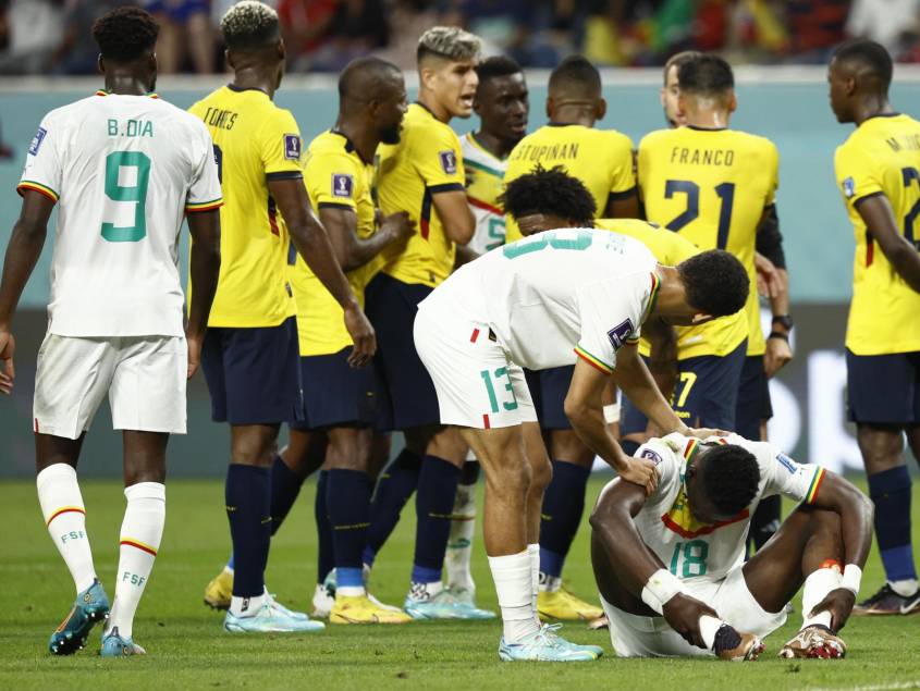 GR2105. DOHA (CATAR), 29/11/2022.- Ismaila Sarr de Senegal (abajo) se lamenta hoy, en un partido de la fase de grupos del Mundial de Fútbol Qatar 2022 entre Ecuador y Senegal en el estadio Internacional Jalifa en Doha (Catar). EFE/ Rodrigo Jiménez