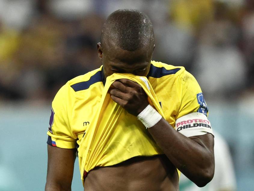 Énner Valencia de Ecuador se lamenta hoy, en un partido de la fase de grupos del Mundial de Fútbol Qatar 2022 entre Ecuador y Senegal en el estadio Internacional Jalifa en Doha.