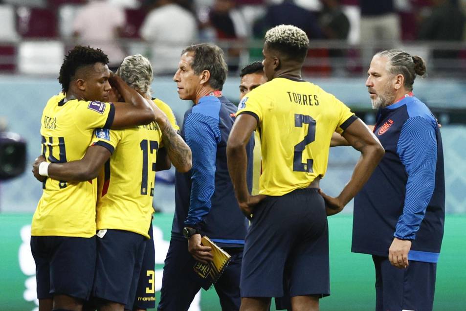 GR2105. DOHA (CATAR), 29/11/2022.- Jugadores de Ecuador se lamentan hoy, en un partido de la fase de grupos del Mundial de Fútbol Qatar 2022 entre Ecuador y Senegal en el estadio Internacional Jalifa en Doha (Catar). EFE/ Rodrigo Jiménez