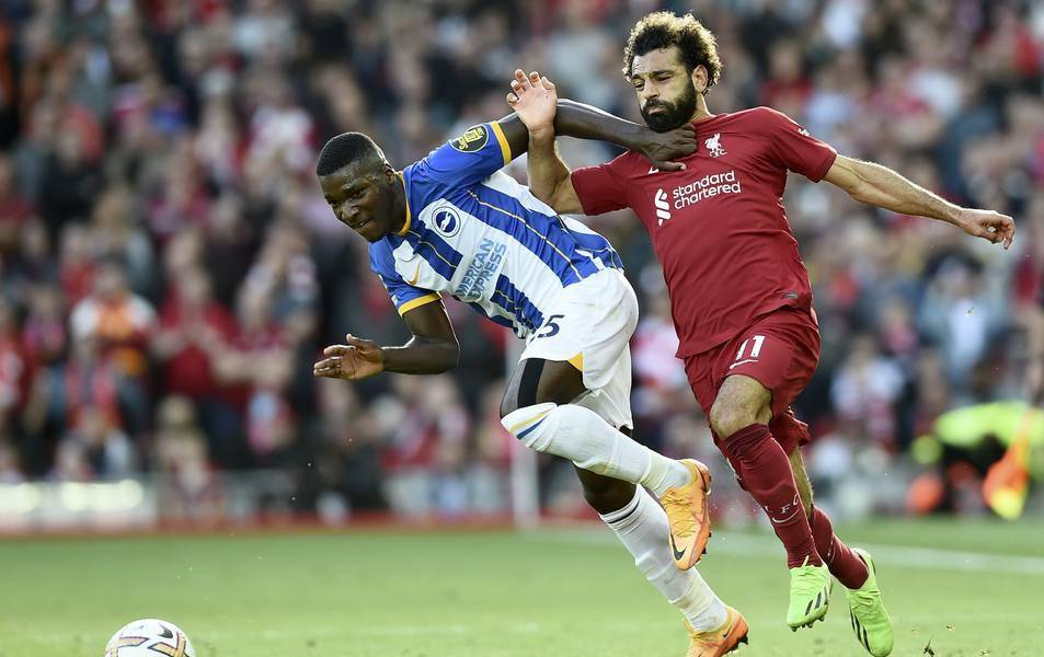 Moisés Caicedo y un 'susto' tras recibir una fuerte falta de Jordan Henderson