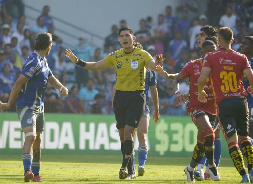 Bryan Loayza pitó un polémico penal a favor de Emelec y expulsó a Juan Pablo Ruiz Gómez.