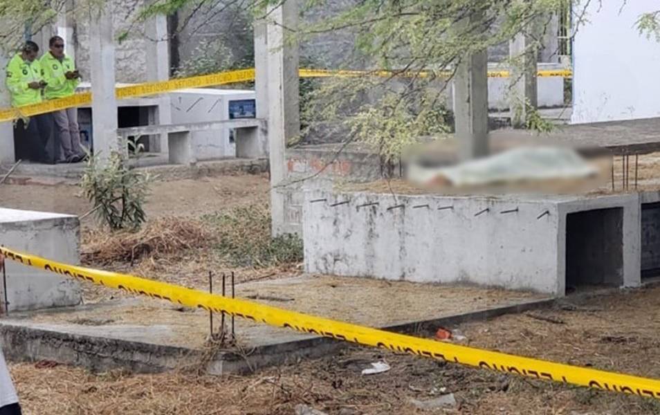 Hallan el cuerpo de una mujer sobre una tumba en El Oro