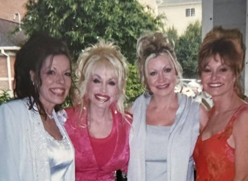 Dolly Parton, su hermana y familiares cercanos.