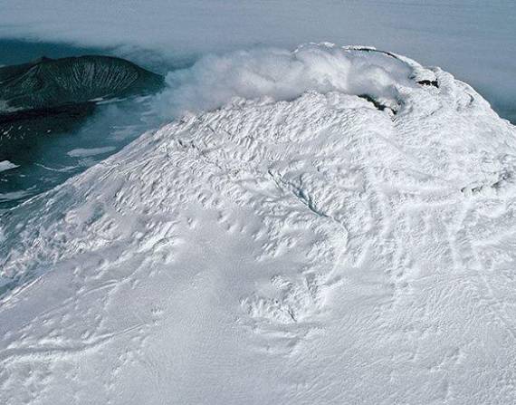 Según estudios científicos, uno de los volcanes activos en la Antártica contiene lava en su cráter