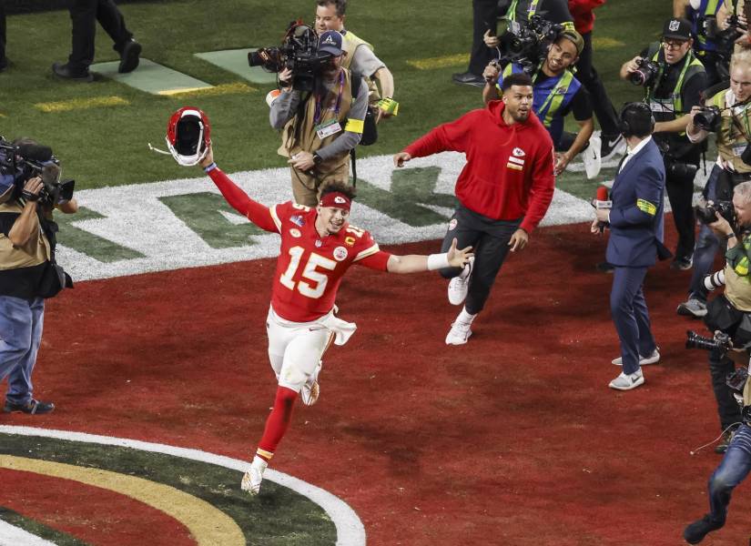 Patrick Mahomes celebra tras quedar campeón del Super Bowl 2024