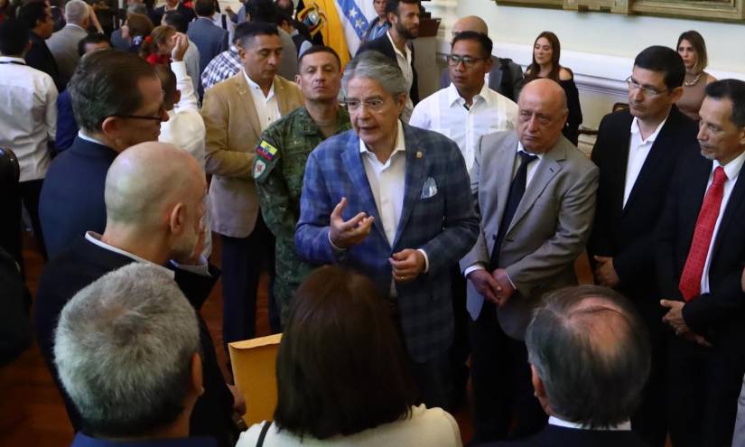 Lasso, rodeado de periodistas y dueños de medios, en la Gobernación del Guayas.