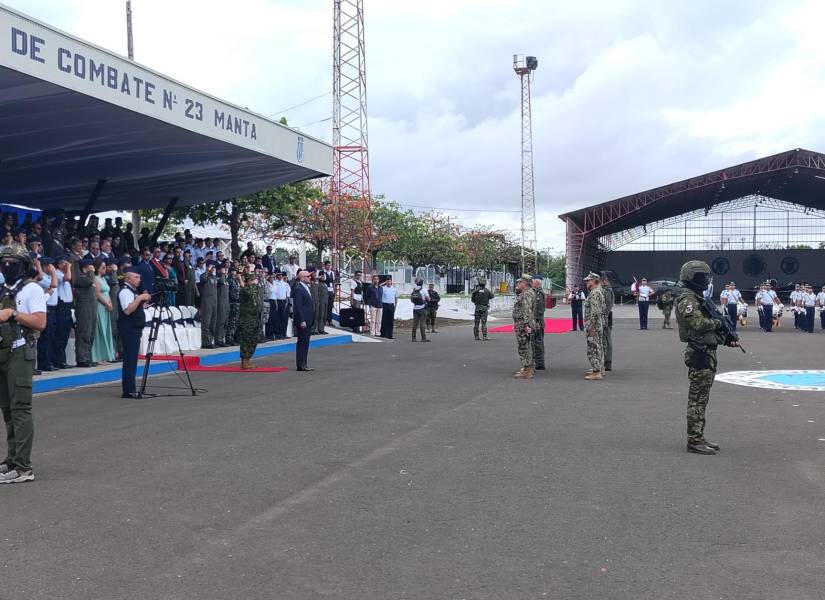 Imagen de Gian Carlo Loffredo, ministro de Defensa, en la ceremonia por los 30 años de la Guerra del Cenepa en Manta.