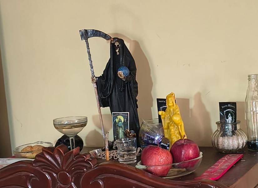 En las casas allanadas se encontraron altares a la Santa Muerte.