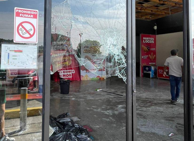 Imagen de un vitral roto tras una explosión en una gasolinera en la avenida Narcisa de Jesús, Guayaquil