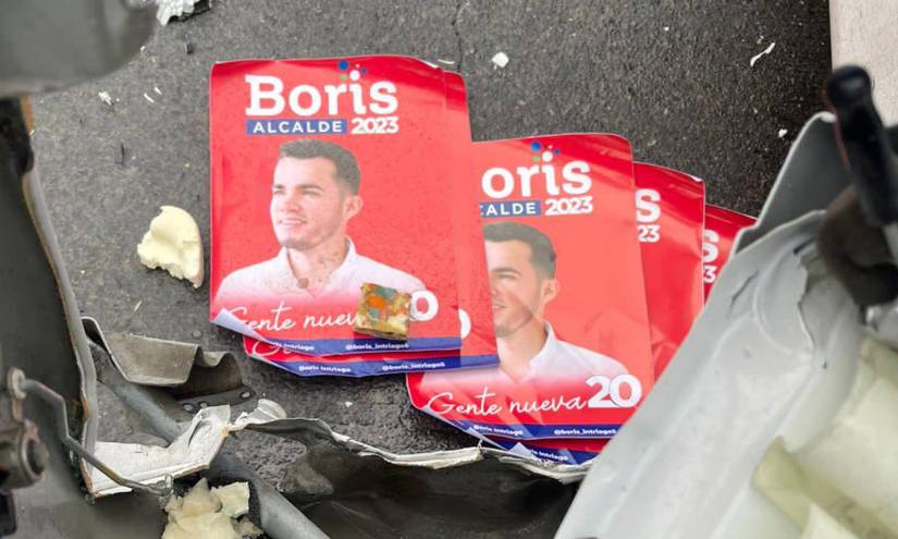 Dentro del carro se hallaron stickers con el rostro de Intriago