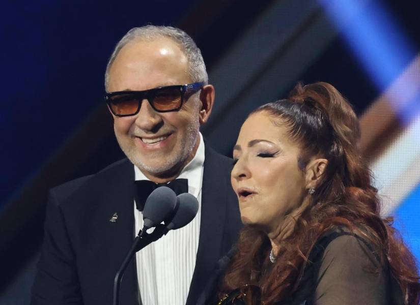 La cantante cubanoestadounidense Gloria Estefan recibe el premio Mejor Álbum Tradicional Tropical junto a su esposo Emilio Estefan.