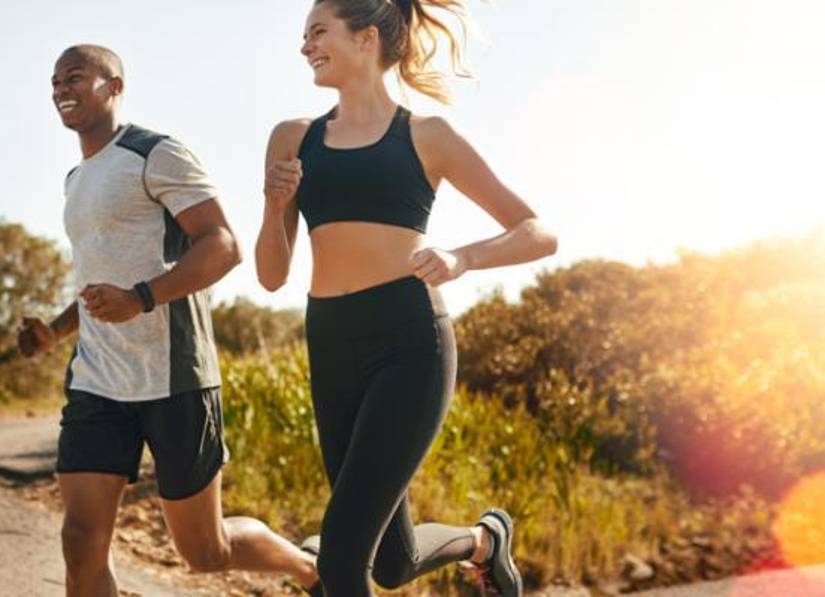 Imagen referencial de dos personas haciendo ejercicio.