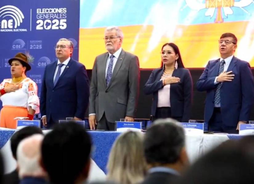 Autoridades del CNE participaron en la ceremonia de inauguración del proceso de votación de los presos, en Quito.