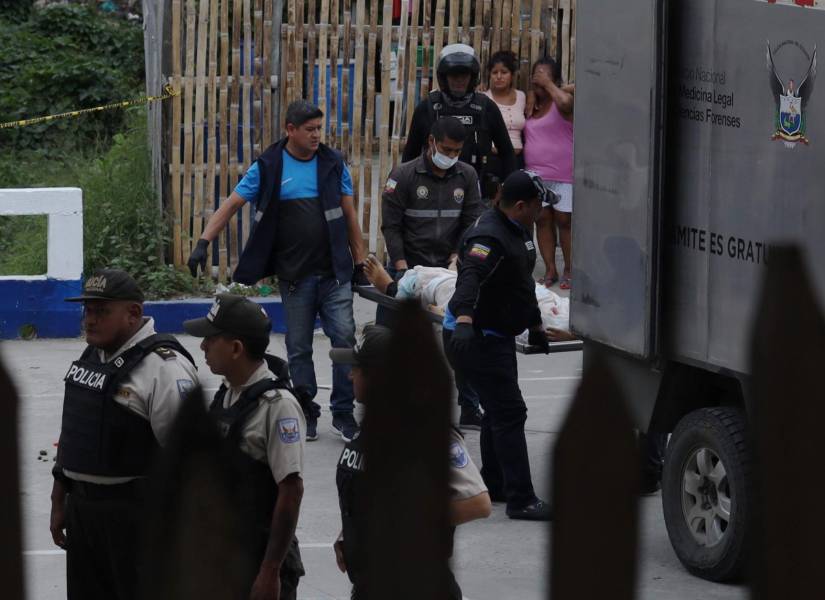 Policía, militares y personal del Laboratorio de Crimina lística acudieron a atender la emergencia en el barrio 15 de abril.