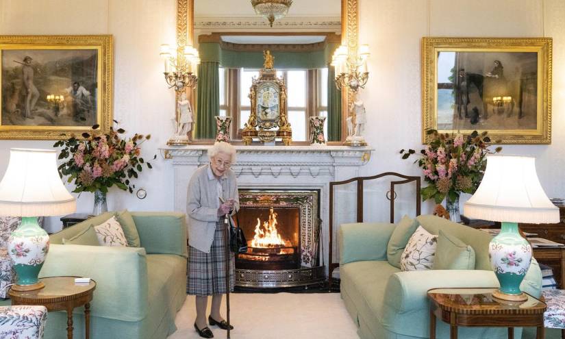 La Reina Isabel II, en una imagen de este martes 6 de septiembre, mientras esperaba a la flamante primer ministra de Reino Unido, Liz Truss, para una audiencia en Balmoral.