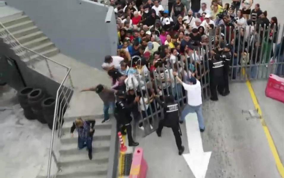 Black Friday | Compradores tumbaron una reja de un supermercado de Guayaquil