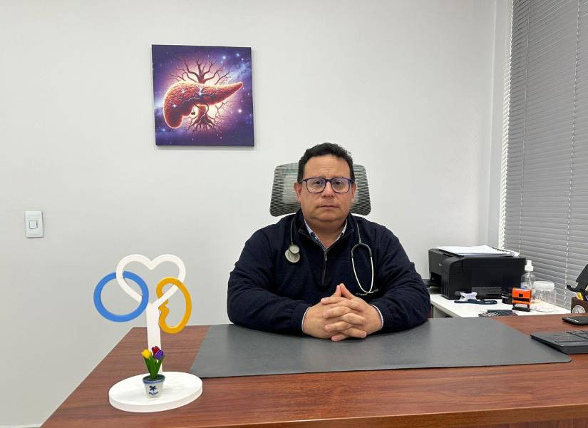 Dr. Mauricio Pérez, presidente de la Sociedad Ecuatoriana de Endocrinología, Diabetes y Nutrición, en su consultorio.