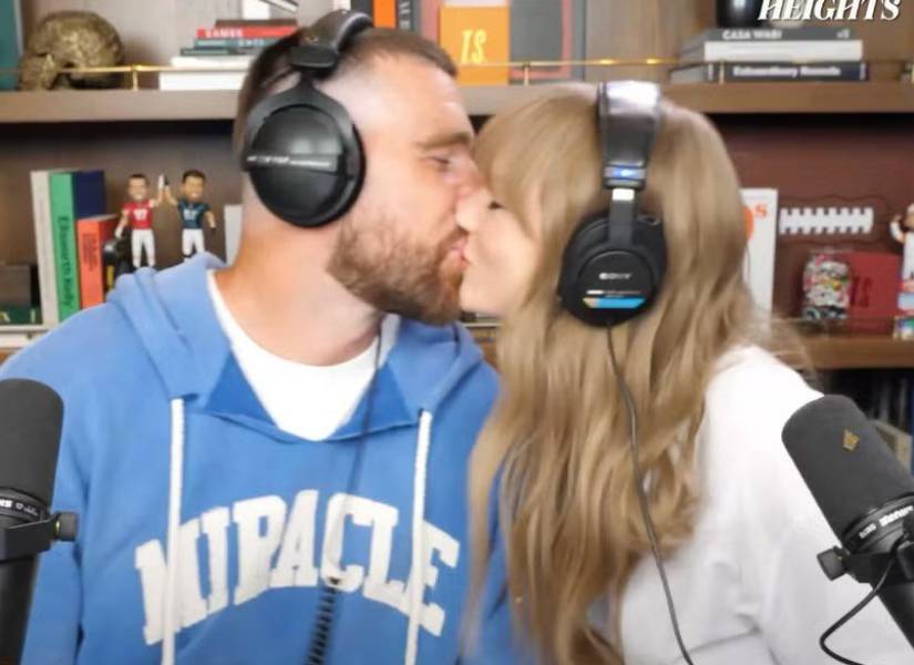 Travis Kelce y Taylor Swift en el podcast New Heights.