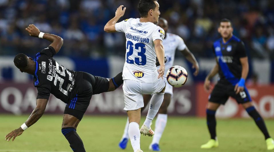 Emelec vence a Cruzeiro y sigue en Libertadores