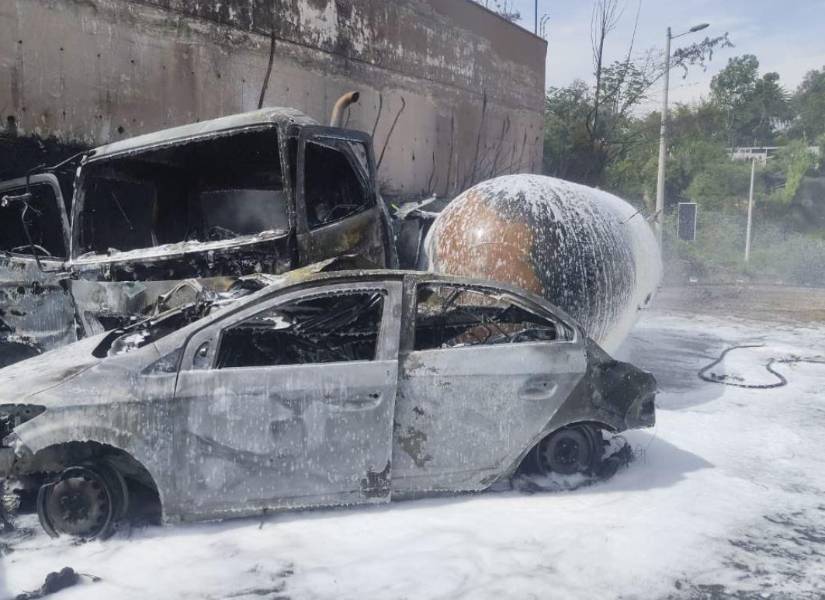 Incendio controlado entre un camión y un auto.