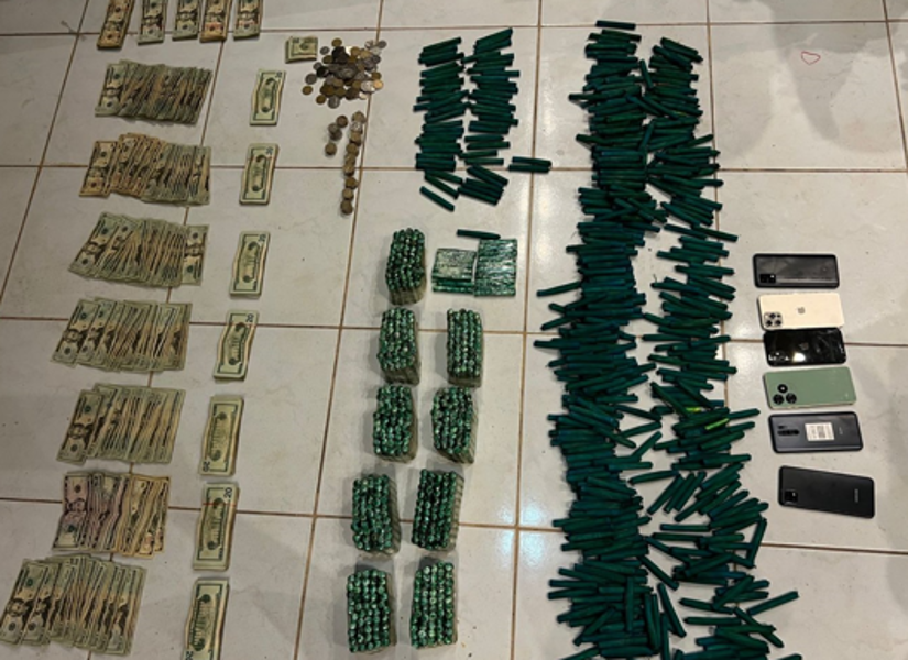 Imagen del dinero, municiones y celulares decomisados.
