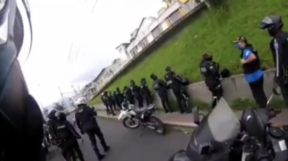 Detienen a 10 personas disfrazadas de policías en Quito; juez dejó en libertad a 9 de ellas