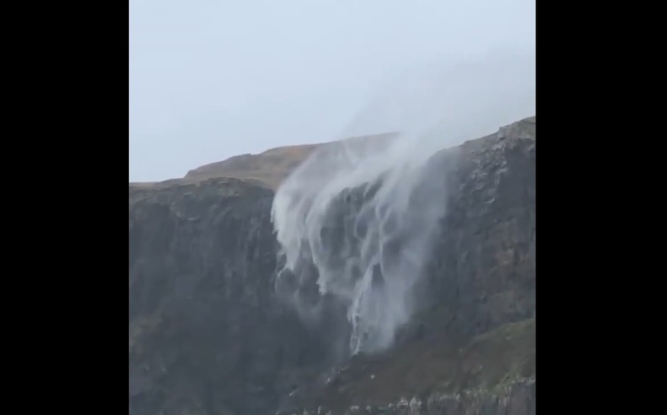 Tormenta en Escocia revierte el flujo de una cascada