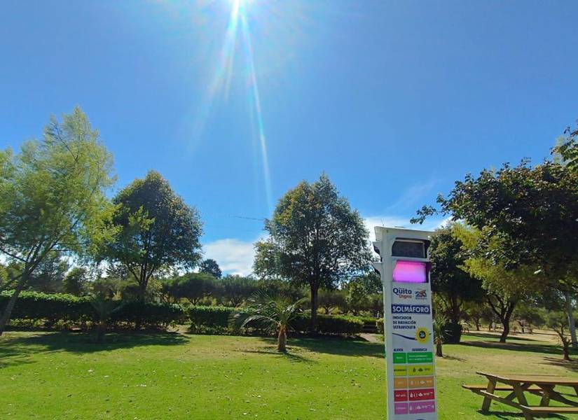 Un solmáforo registra la radiación UV extremadamente alta en un parque del norte de Quito.