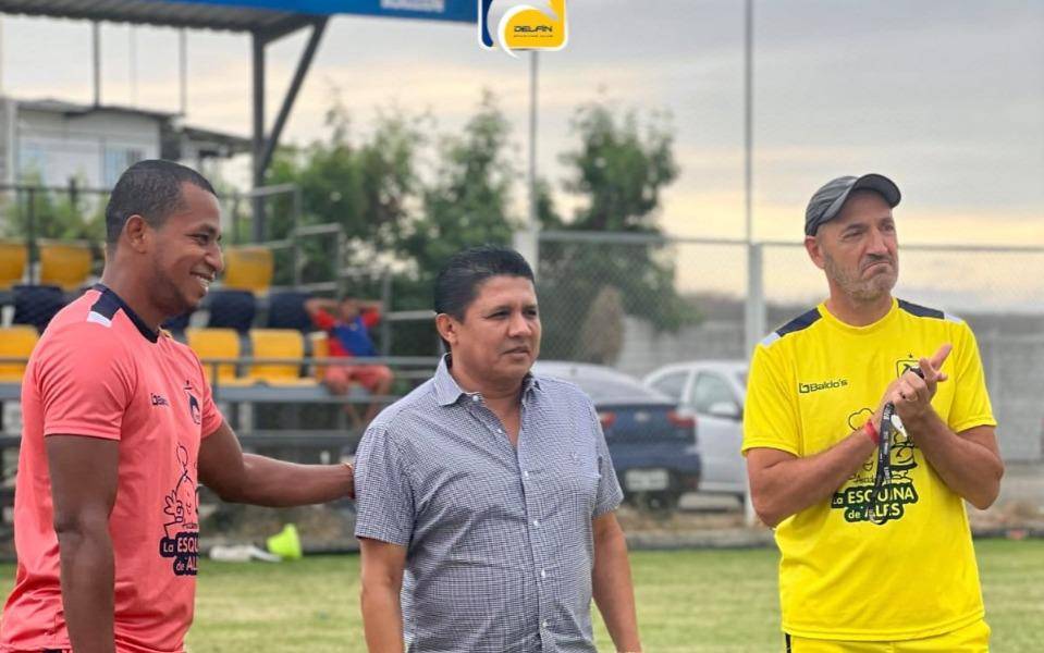 Nixon Molina deja Barcelona SC y es nuevo jugador del Delfín SC