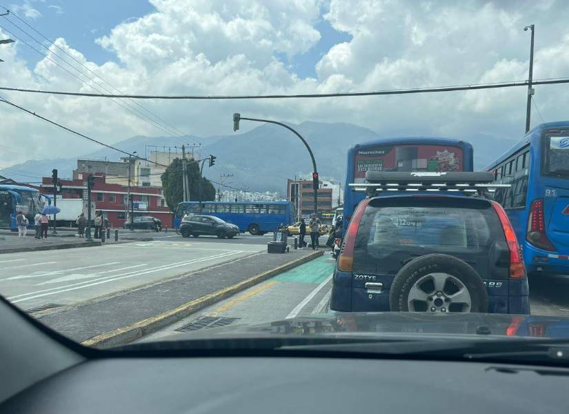 Tráfico vehicular pesado en la avenida El Inca y 6 de Diciembre.