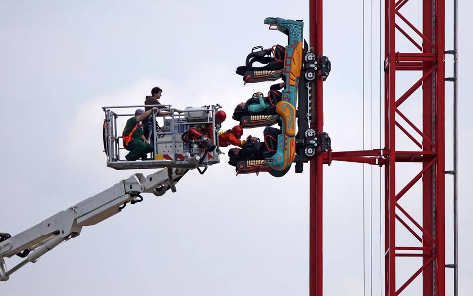 Rescatan a 24 personas de montaña rusa en EE.UU.