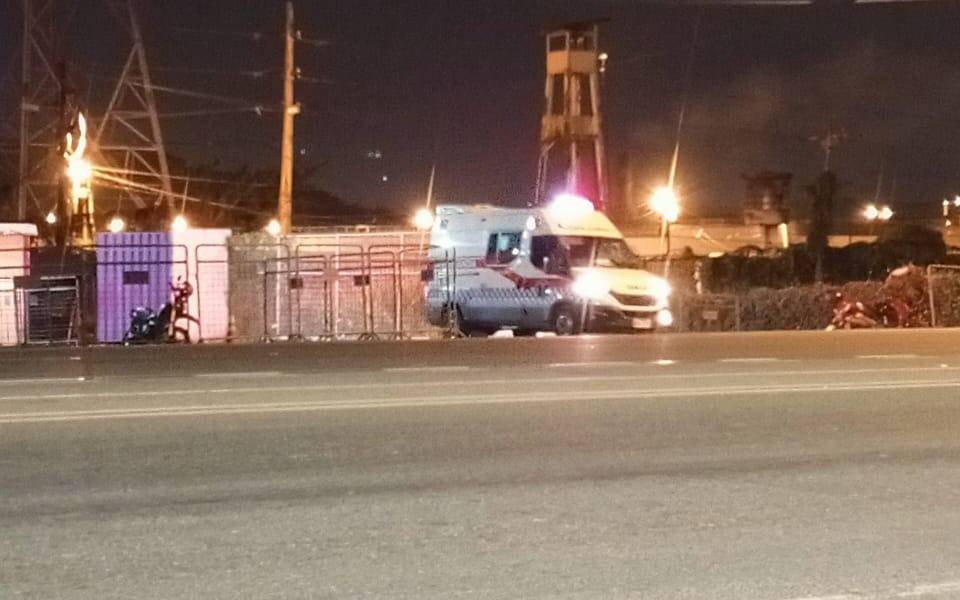 Una ambulancia sale de la cárcel Regional.
