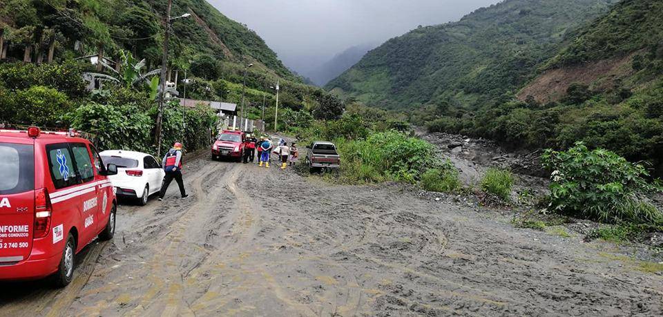 Aluvión en Baños deja un muerto y 5 desparecidos; vía Quito-Papallacta deja decenas de autos atrapados