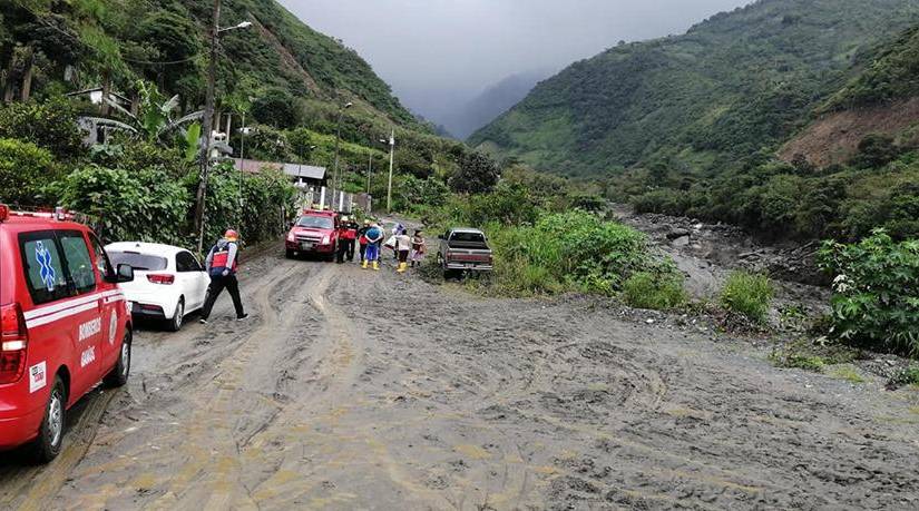 Aluvión en Baños deja un muerto y 5 desparecidos; vía Quito-Papallacta deja decenas de autos atrapados