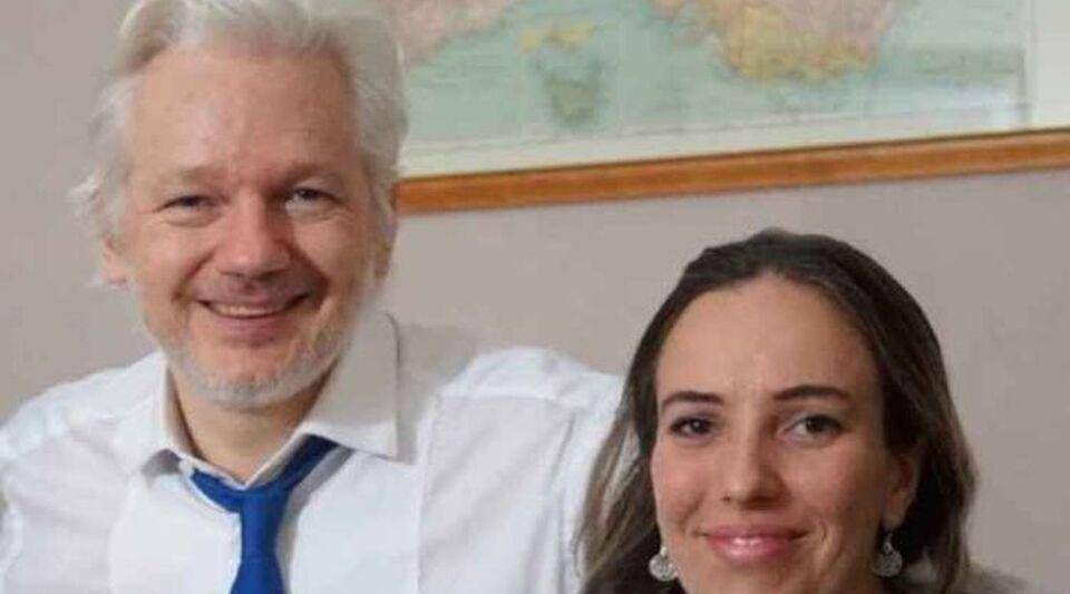 La pareja de Assange acusa a EE.UU. de prolongar arbitrariamente su detención