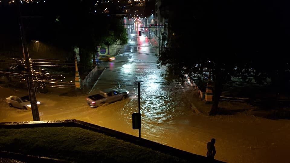 Desbordamiendo de río en Loja causa inundaciones en viviendas
