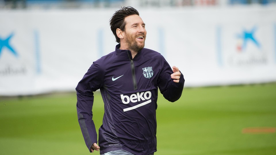 Messi regresa a entrenar sobre césped tras su fractura