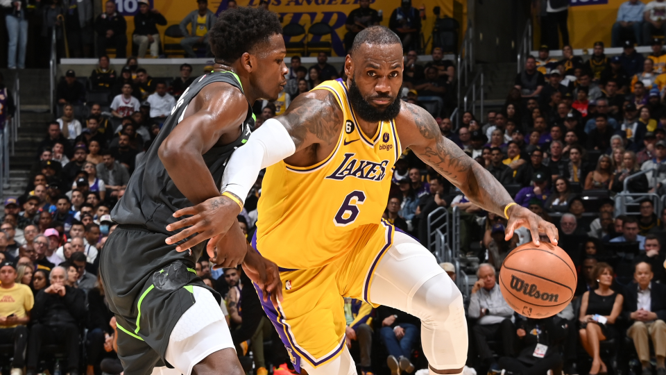 NBA: Los Lakers sufren pero clasifican a los 'Playoffs'