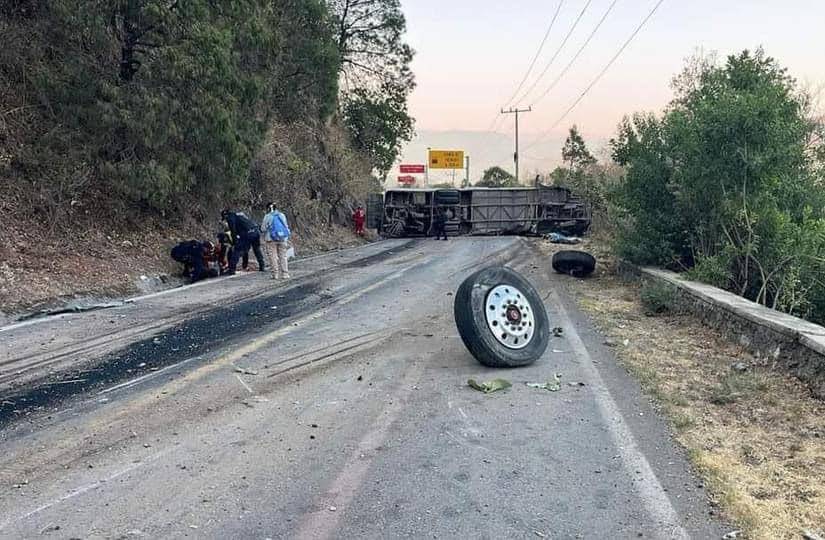 Al menos 14 muertos al volcarse un autobús en el centro de México