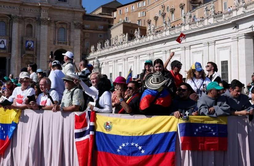 Ciudadanos venezolanos celebrando la canonización.