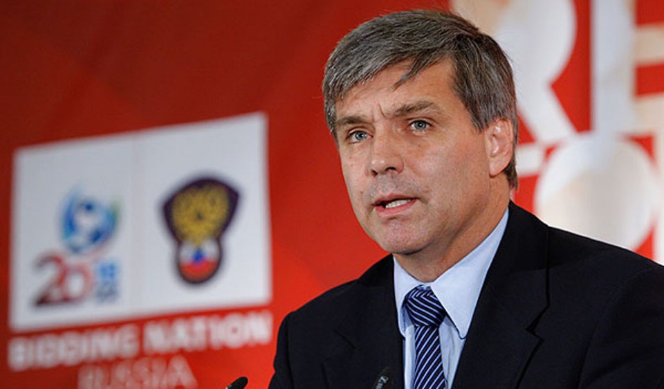 FIFA suspende a expresidente de Federación Chilena, Mayne-Nicholls