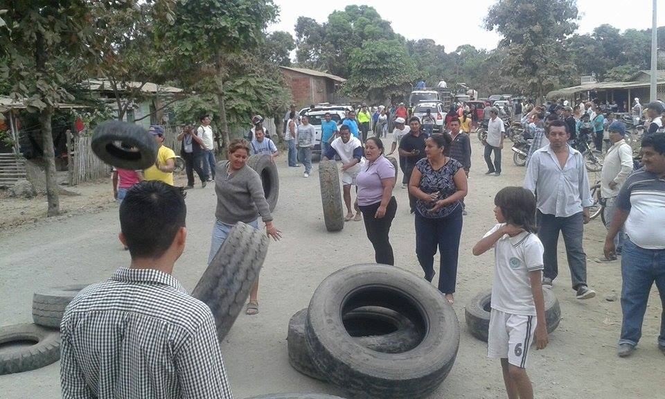Un grupo de moradores de Daule bloquea vía para exigir obras
