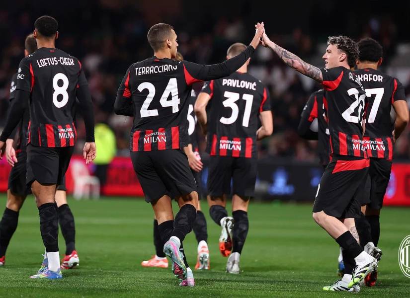 Jugadores del AC Milan celebra el gol de Filippo Terracciano ante Perth Glory