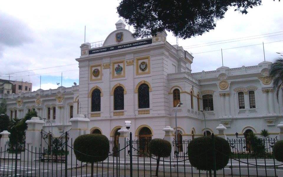 Pensionistas del Issfa abandonan reunión por venta de terrenos en Samanes