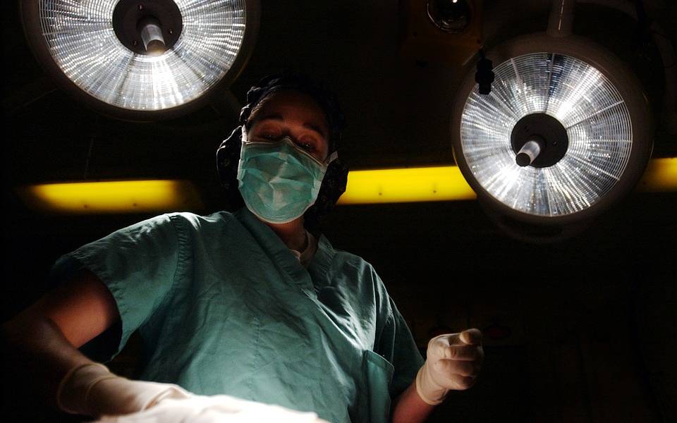Médicos extirpan en India un riñón de 7,4 kilos