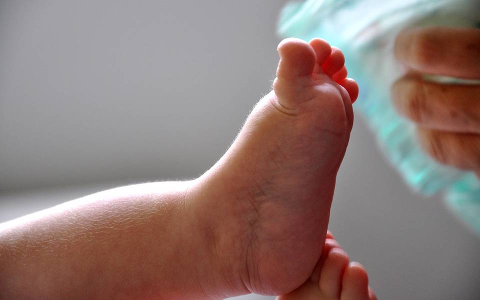 Un bebé muere por COVID-19 en EEUU, un caso raro