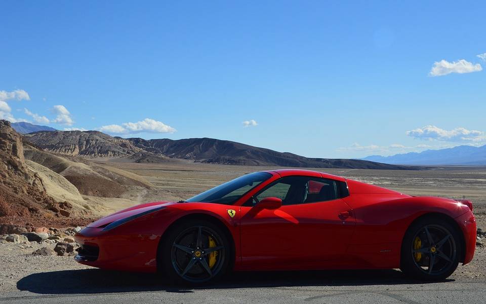 Ferrari se mete debajo de camión en plena autopista