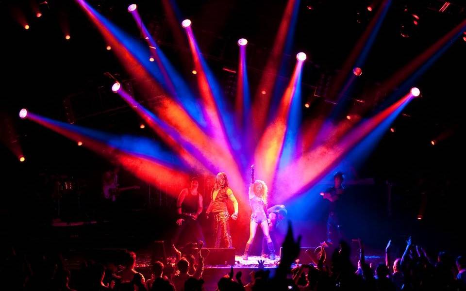 El regreso de Anahí a los estudios de grabación enloquece a sus fans